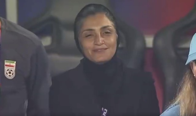 博鱼-祖国遭袭！戴头巾的伊朗女足球员集体拒唱国歌 有人微笑有人落泪